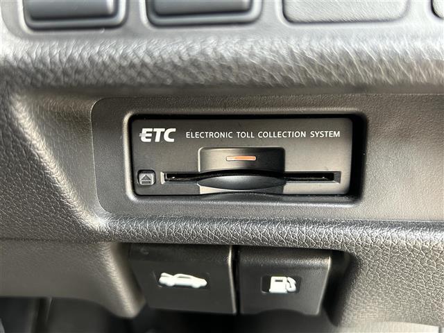 【ETC】有料道路を利用する際に料金所で停止することなく通過できる、ETC車載器（ノンストップ自動料金収受システム機器）が装備されています。セットアップを行うことで利用可能になります。