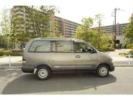 右側面の自信の満ちた容赦です。28年前の旧車です。