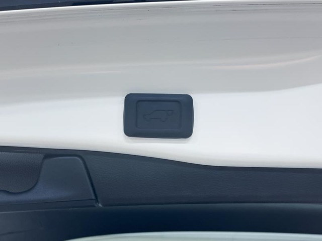 パワーバックドアです。荷物を持っていても、ボタンを押すだけで簡単に開閉ができます。