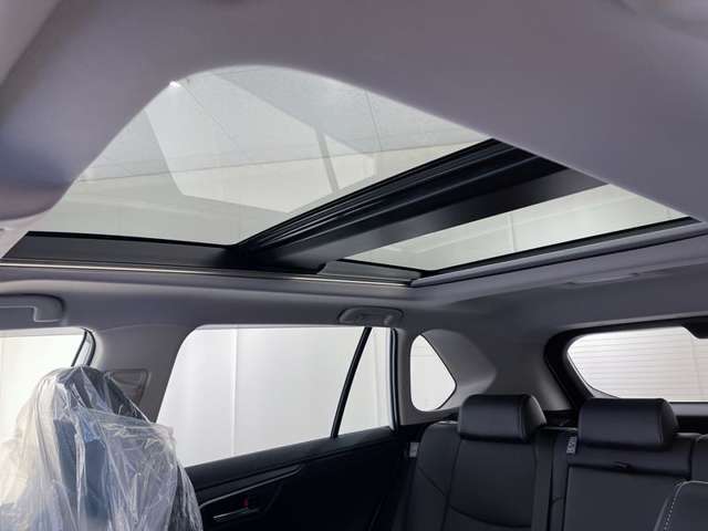 サンルーフ付です。天井が光を通すだけで圧迫感が減り、開放的な気持ちでドライブを楽しめます！
