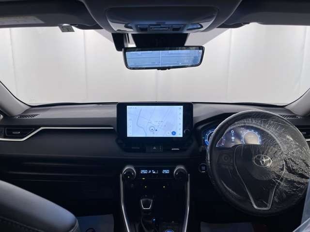 落ち着いたカラーの内装で、ゆったりと運転したい方に。