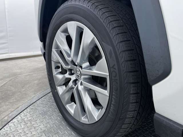 トヨタ純正アルミホイールです。軽量なので、燃費の向上が期待できます！