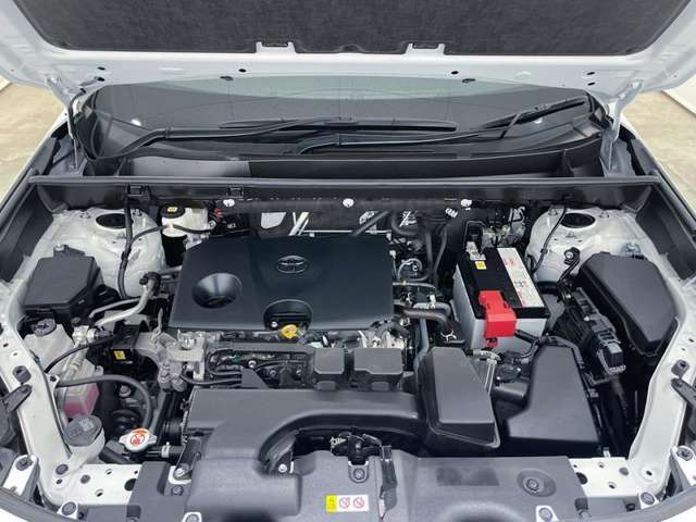 ピカピカのエンジンルームは専用洗浄剤で汚れを除去！樹脂部品はコーティングで仕上げています。