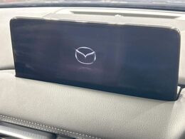 【10.25インチマツダコネクト】車内の雰囲気にマッチした大型ディスプレイ。スマホ接続でのナビ使用やBluetooth再生等、様々な機能が楽しめます。直感的なダイヤル操作が可能で、使い勝手も良好です。