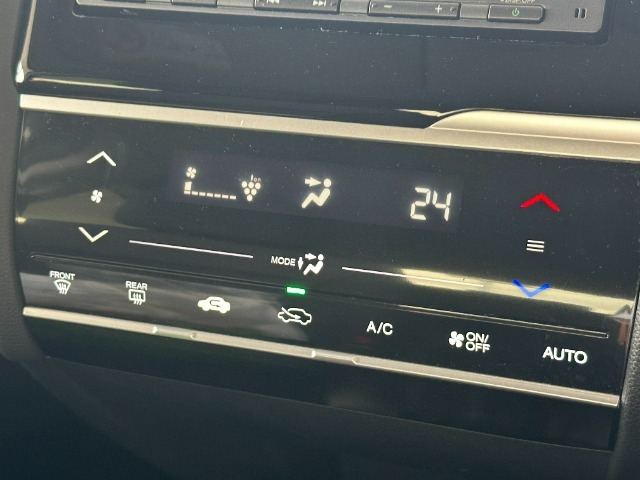 快適なオートエアコン装備ですので、お好みの温度に設定すると、風量を自動で調整してくれます。