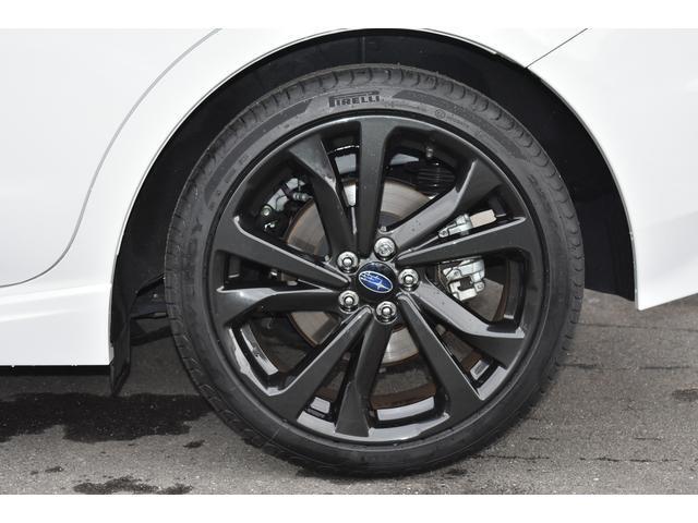 タイヤサイズは225/40R18です。(画像は助手側リヤタイヤです。)