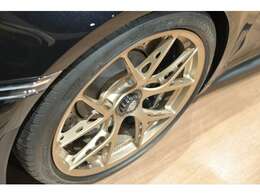 BBS FI-R EVO ハイパフォーマンスカー専用設計で好評を得ている「FI-R」をベースにさらに適切な穴あけ加工を施し、軽さと強靭さのバランスを追求。BBS鍛造でしか成立しえないデザイン、性能を実現したNEWモデル