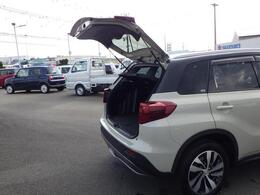 荷室開口部を広く設計することにやり、スムーズな荷物の積み降ろしが簡単に出来ます。