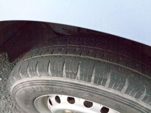 タイヤも4本とも溝もしっかりしています。経年劣化のひび割れもなく安全に走行できます。