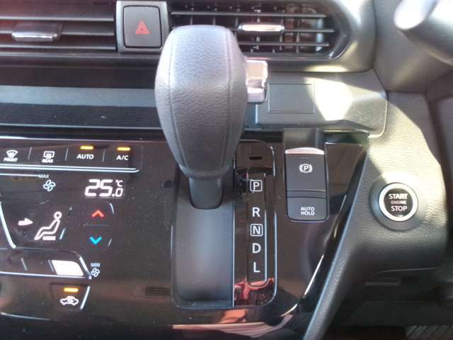 電動パーキングブレーキ装備！また、オートブレーキホールド機能もありますので、停車時ブレーキペダルから足を離してもブレーキ力を保持しているので動き出しません。(アクセルペダルを踏むと解除され発進します）