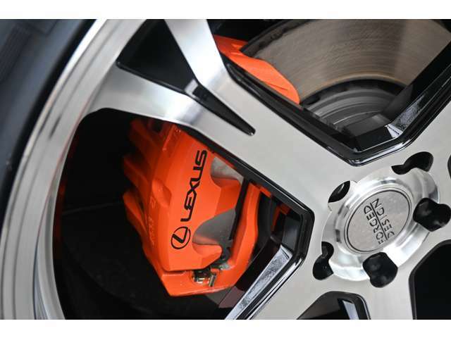■Fスポーツ専用オレンジブレーキキャリパーカバーを装着！