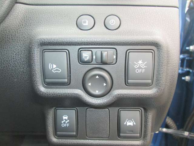 エマージェンシーブレーキ」は前方の車両や歩行者を検知し「衝突の可能性が高い」「衝突する」とシステムが判断した場合に、メーター内の警告灯とブザーで、ドライバーに衝突回避操作を促すシステム。