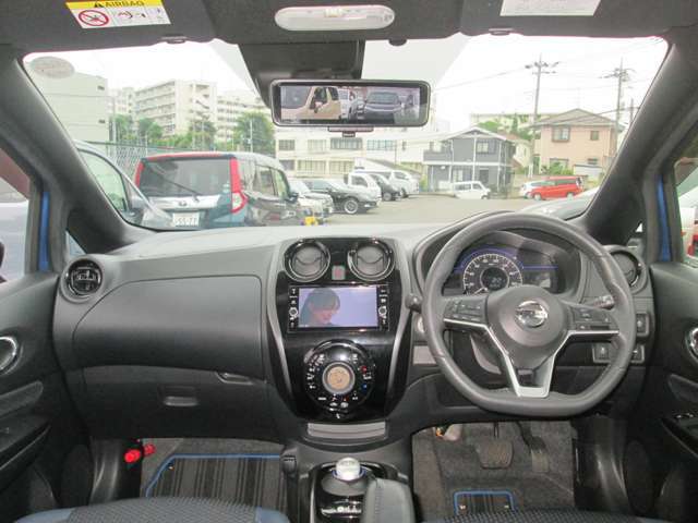 大きなフロントウィンドで視界良好♪座席位置が高めで運転もしやすいです！