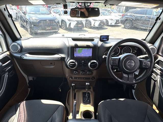 運転席はアイポイントが高く、非常に見晴らしの良いコックピットはロングドライブに最適です。