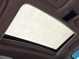【サンルーフ】開放感たっぷりの希少装備、サンルーフが装着されています！車内に明かりを取り入れたり景色を楽しむ以外にも、車内の空気も簡単に換気できて快適です！