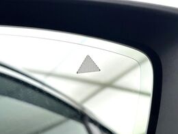 【ブラインドスポットモニタリング】走行中、ドアミラーの死角になりやすい箇所に後続車が接近するとサイドミラー付近に警告を表示、ドライバーに注意喚起をしてくれます。