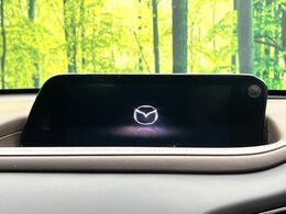 【8.8インチマツダコネクト】車内の雰囲気にマッチした大型のディスプレイ。スマホ接続でのナビ使用やBluetooth再生等、様々な機能が楽しめます。直感的なダイヤル操作が可能で、使い勝手も良好です。