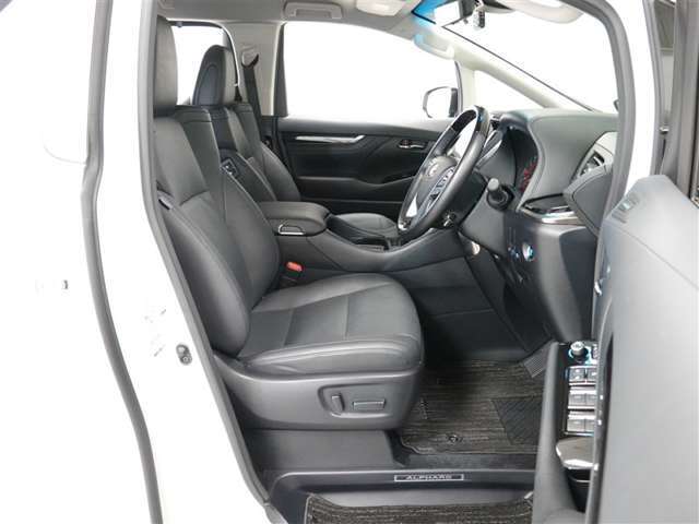 前席左右とも電動シートで簡単操作出来ます。
