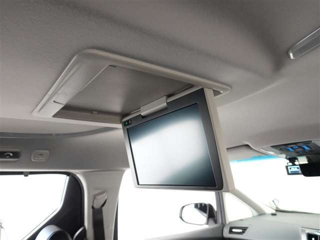 12.1型純正リヤモニター(V12T-R68C)を装備しております。