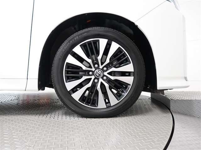 アルミホイールを装備、タイヤサイズは235/50R18です。