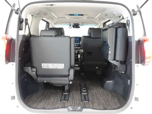 サードシートは跳ね上げ式なのでフロアスペースを有効に活用出来ます。