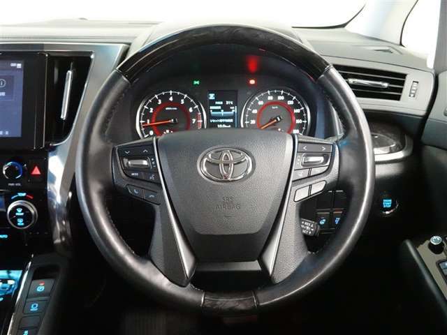 コンビネーションタイプのステアリングホイールです。