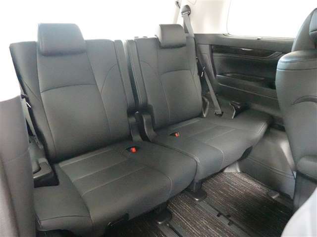 サードシートは3人乗車可能です。