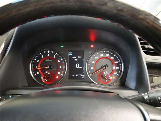 とっても見やすいメーターです。夜間時はラグジュアリーな気分にさせてくれる照明が魅力ですので、夜のドライブも楽しみになりますよ♪