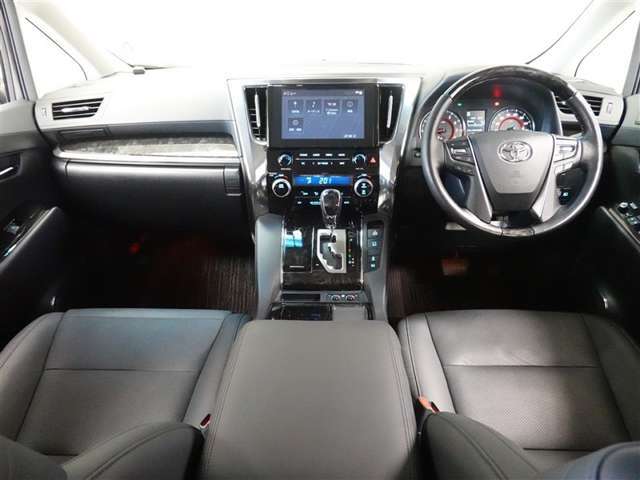 スタイリッシュなデザインのインパネ。各操作スイッチは使いやすい位置に配置されてます。