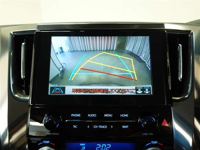 ステアリングと連動したガイド機能付きリヤモニターを装備しております。