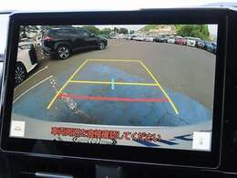 バックモニター付きでガイドラインがモニターに表示され、車庫入れや縦列駐車などの際に役立ちます！