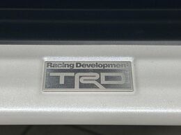 【TRDエアロ】人気のTRDエアロを装備！クルマの外観がよりスタイリッシュになり、街中で存在感あふれる1台に♪将来買い替える時にもリセールに影響しやすく、価値ある人気の装備です！