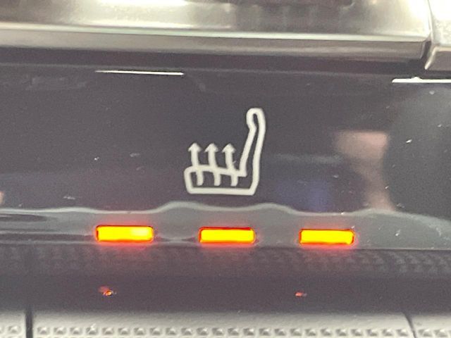 ●フロントシートヒーティング：運転席・助手席共に三段階で調節が可能なシートヒーターを装備しております。季節を問わず快適にご使用いただけます。