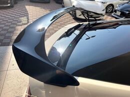 【大型リヤスポイラー】スポーツカーらしさがグッと引き立つ大型リヤスポイラーを装着♪高速走行時のスタビリティ（走行安定性）向上に役立ちます。