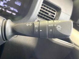 【オートライト】周りの明るさに応じて自動でヘッドライトの点灯・消灯ができる機能です！ライトの付け忘れ・消し忘れなどが無くなり、雨の日や夕方の走行も安心！トンネル通過時も便利ですね♪
