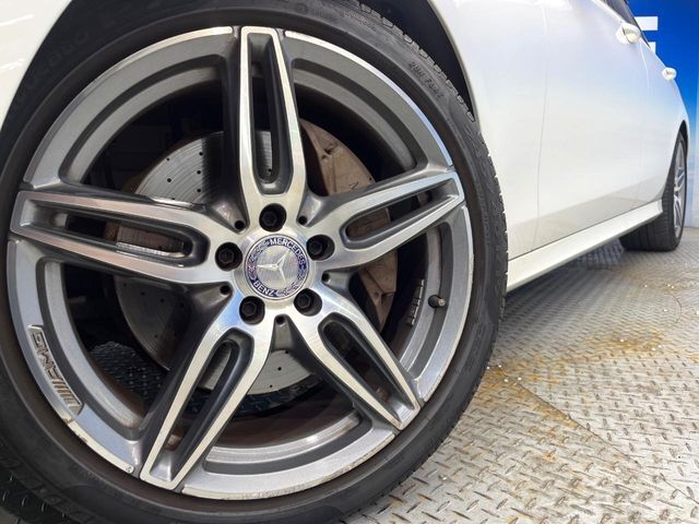 ●純正19インチアルミホイール：輸入車ならではの卓越した走りを支えるホイールと足回りです！日本車の走りに慣れている方にもぜひ体感して頂きたいほど、高いレベルでまとまっています！