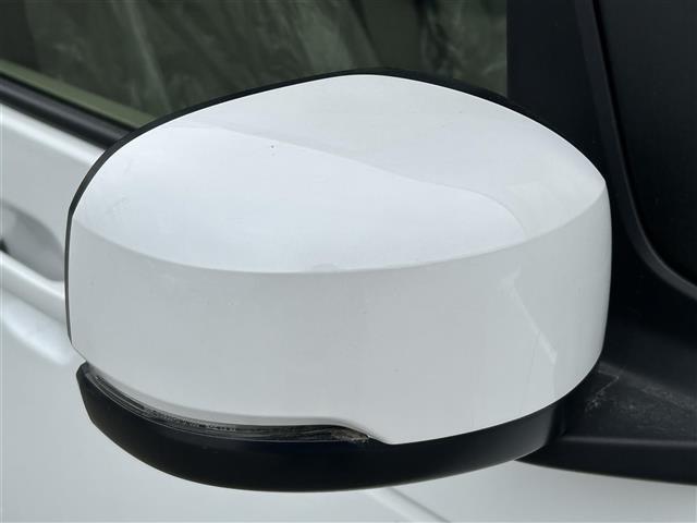 【電動格納ミラー】狭い道や狭い場所に停車させるときに活躍する装備ですね。ボタン一つでドアミラーが格納されます！！