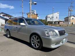 左斜め前です。