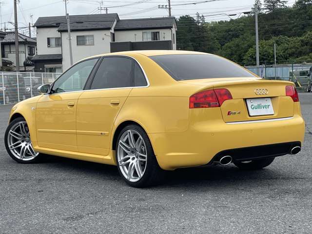 なかなか見ることのできないアンダーフロアですがスポーツカー選びの重要なチェックポイントです。当車両には、フロア・フレームに損傷、歪みなどもありません。