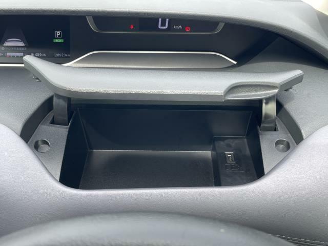 運転席側アッパーボックスです♪充電用USBポートが付いています♪
