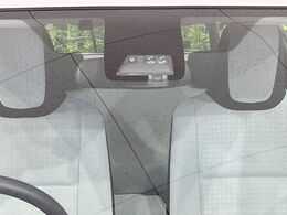 【トヨタセーフティセンス】走行中に前方の車両等を認識し、衝突しそうな時は警報とブレーキで衝突回避と被害軽減をアシスト。より安全にドライブをお楽しみいただけます。