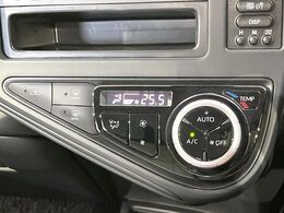 【オートエアコン】一度お好みの温度に設定すれば、車内の温度を検知し風量や温度を自動で調整。暑い…寒い…と何度もスイッチ操作をする必要はありません。快適な車内空間には必須の機能ですね♪