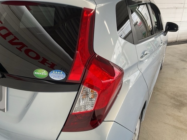 特徴的なデザインで後方からの確認しやすいリアコンビネーションランプ