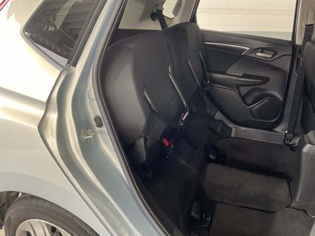 後部座席を跳ね上げるともう一つの荷室が！背の高い荷物も大丈夫。