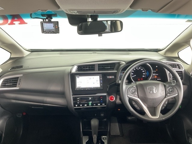 ドライバーの操作性・視認性に配慮した運転席。