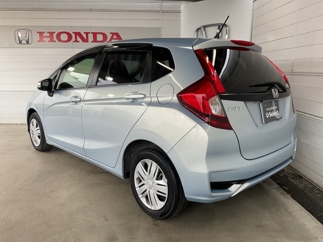 コンビネーションランプを高い位置に配置、後続車に見やすいデザインで安全にも配慮。