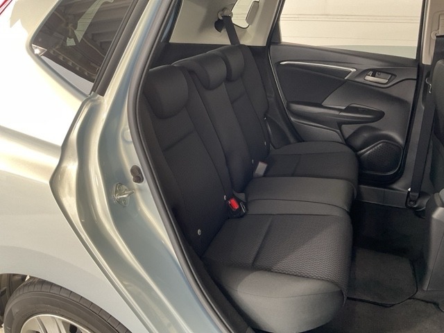 ゆったりくつろげる、座り心地の良い後部座席。