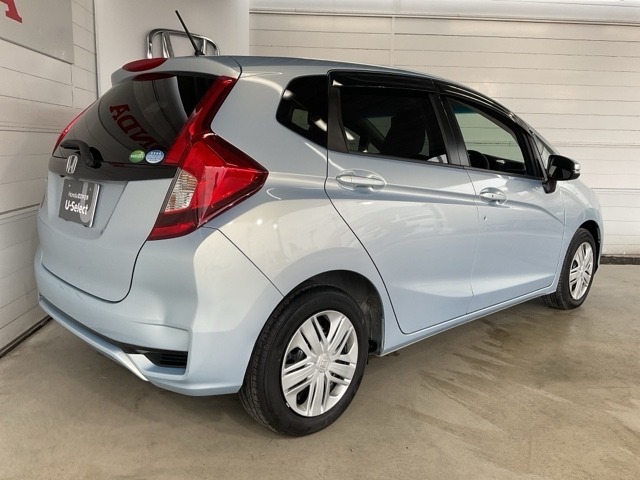 コンビネーションランプを高い位置に配置、後続車に見やすいデザインで安全にも配慮。