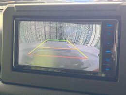 【バックカメラ】駐車時に後方がリアルタイム映像で確認できます。大型商業施設や立体駐車場での駐車時や、夜間のバック時に大活躍！運転スキルに関わらず、今や必須となった装備のひとつです！