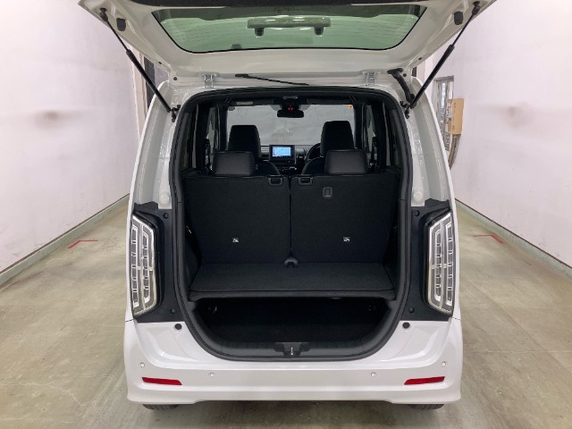 開口部も広く荷物の積み下ろしもしやすいお車となっております。床下にも収納スペースがあります。